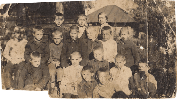 Ученики Краснополянской начальной школы (довоенная фотография)